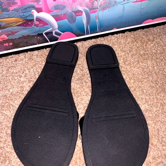 Pretty flip flop sandal with pearls. Size 8 - Picture 3 of 3